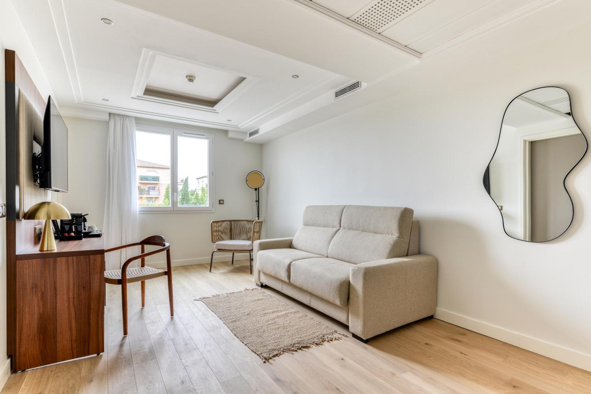 Zenitude Hotel La Valadiere, Ascend Hotel Collection Juvignac Bagian luar foto