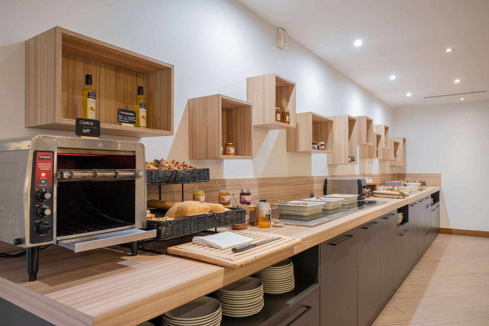 Zenitude Hotel La Valadiere, Ascend Hotel Collection Juvignac Bagian luar foto