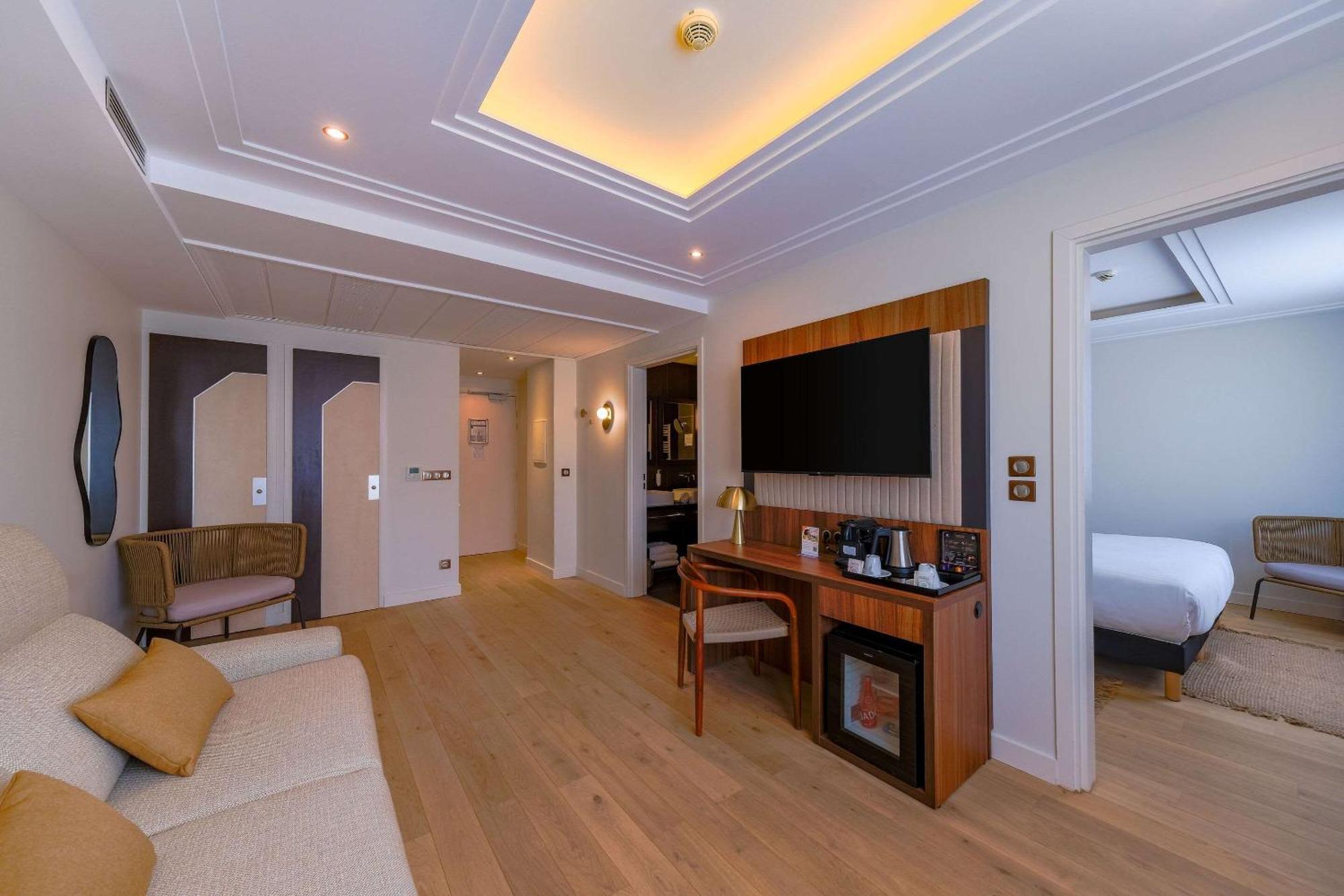 Zenitude Hotel La Valadiere, Ascend Hotel Collection Juvignac Bagian luar foto